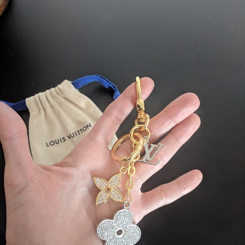 Louis Vuitton Flower Strass Keychain - Picture 4 of 6